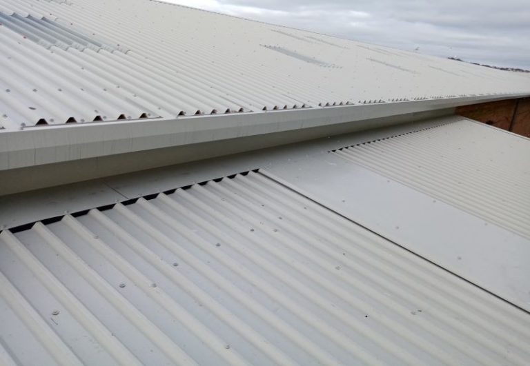 Composite roof with a Trimline gutter